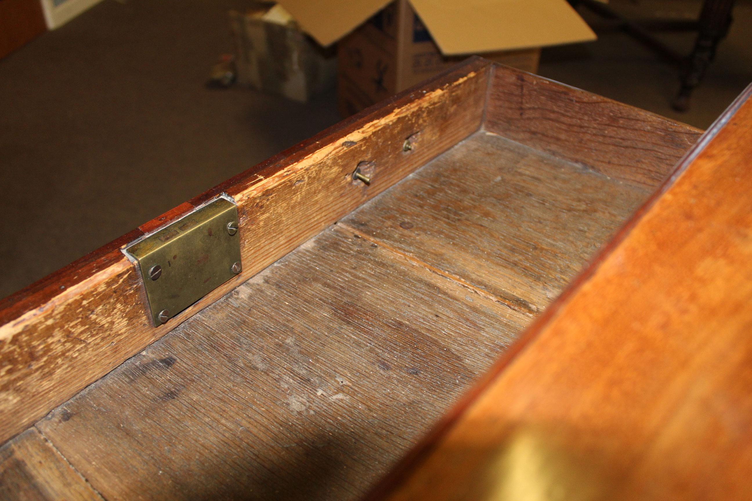 George III period mahogany bachelor's chest, brushing slide over four full width graduated drawers - Image 4 of 5