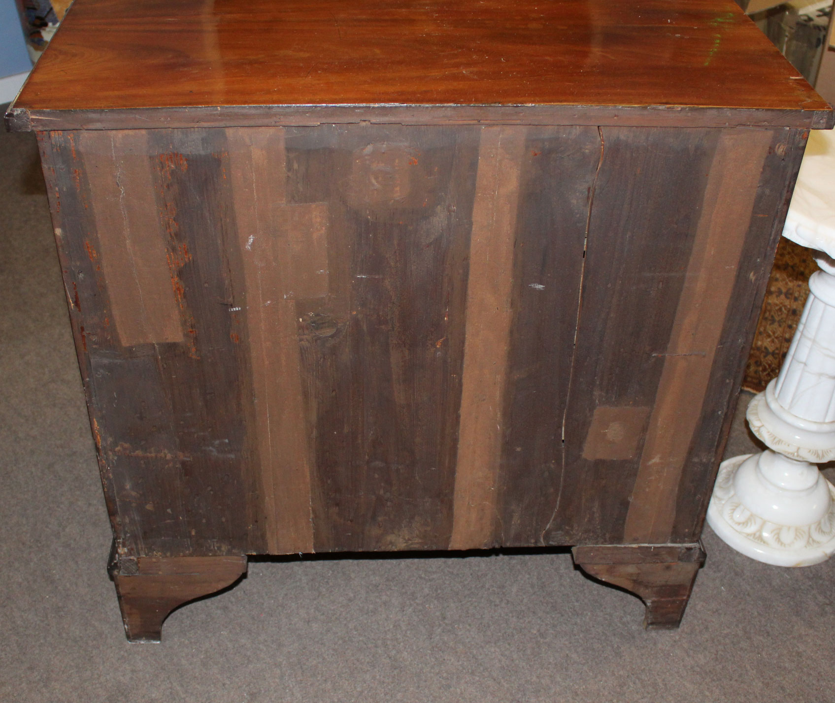 George III period mahogany bachelor's chest, brushing slide over four full width graduated drawers - Image 5 of 5