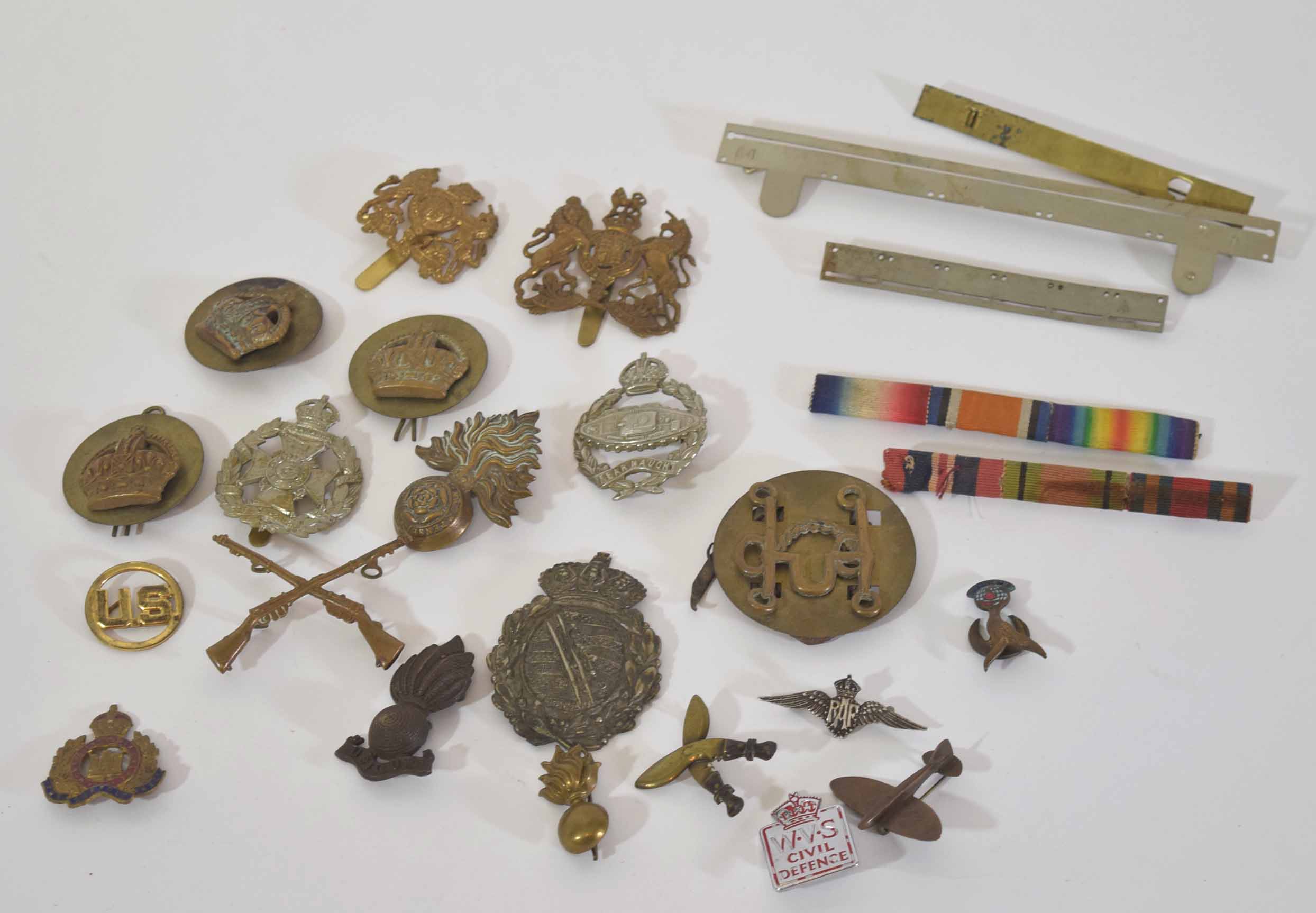 Small quantity of 20th century military cap badges and insignia to include 8th Battalion City of