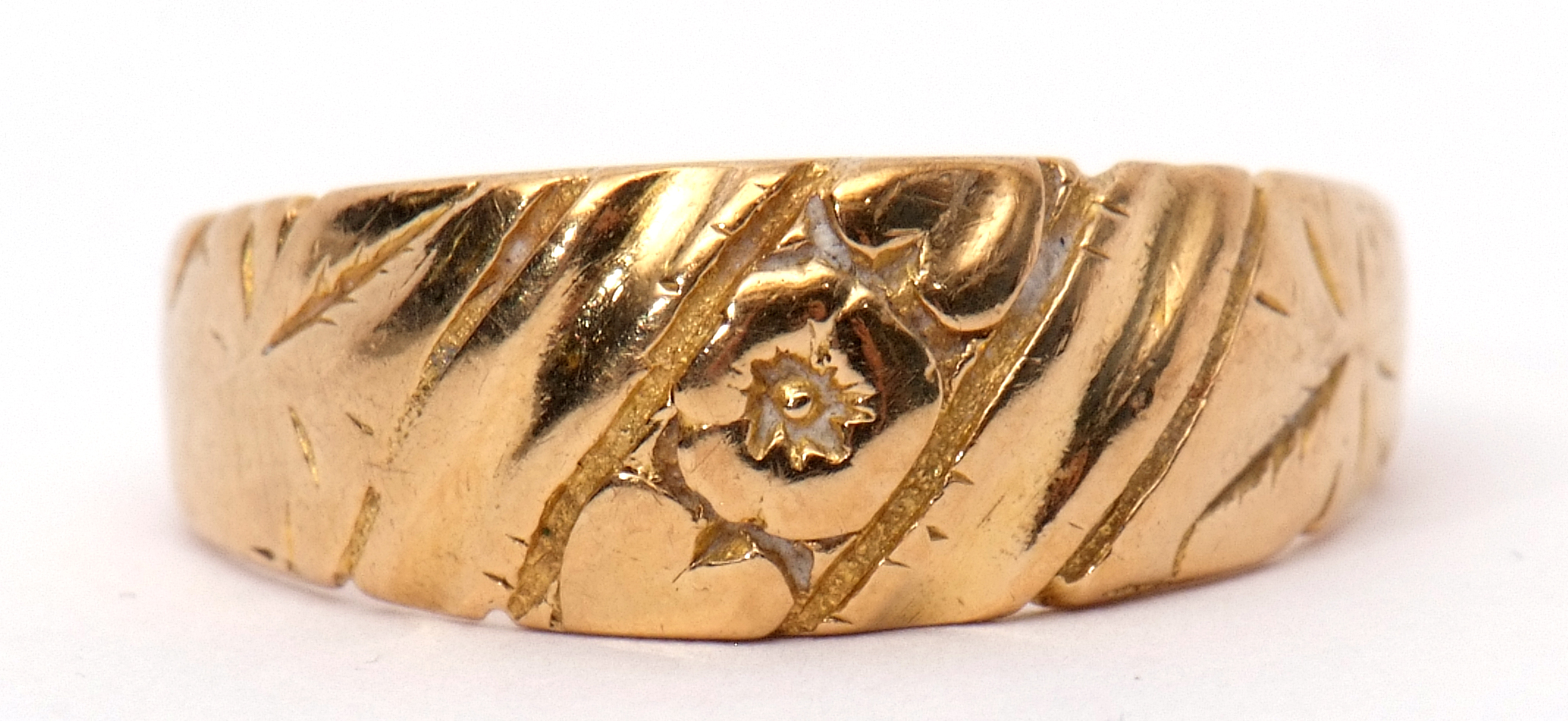 18ct gold ring part chased and engraved detail, Birmingham 1919, 4.8gms, (broken shank)