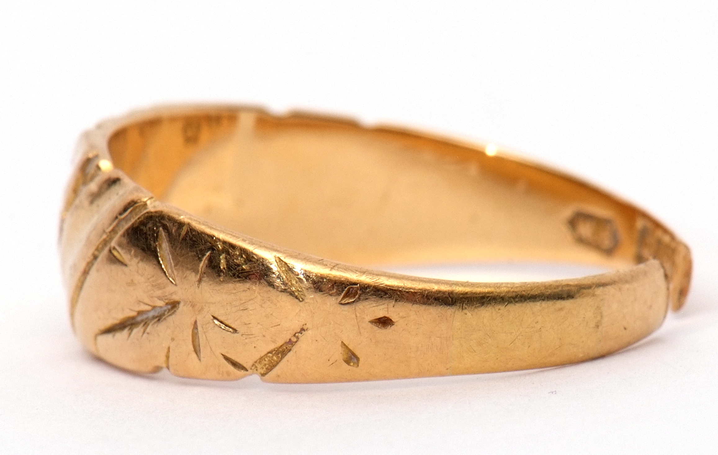 18ct gold ring part chased and engraved detail, Birmingham 1919, 4.8gms, (broken shank) - Image 2 of 6