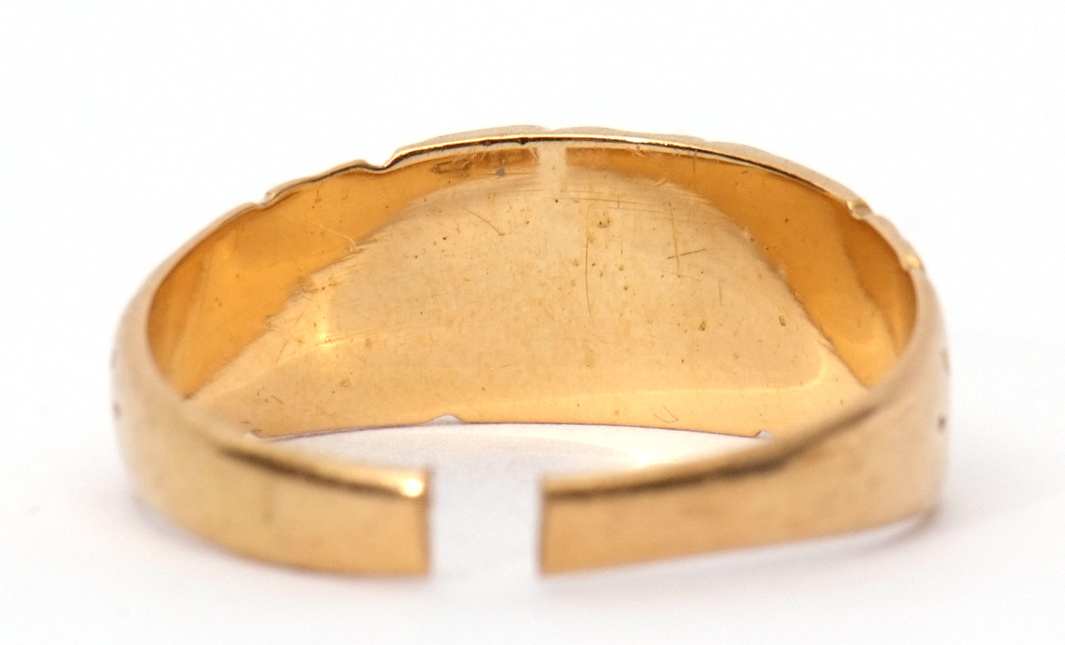 18ct gold ring part chased and engraved detail, Birmingham 1919, 4.8gms, (broken shank) - Image 3 of 6