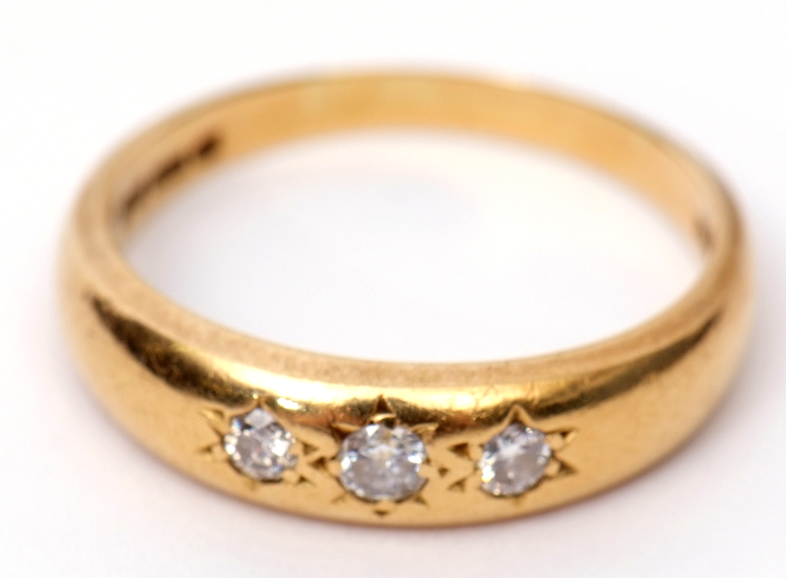 18ct gold and three stone diamond ring, featuring three small graduated brilliant cut diamonds, each - Image 5 of 8