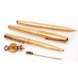 Mixed Lot: Parker 61 rolled gold fountain pen, pencil and ballpoint pen, a 9ct gold Etruscan brooch,