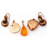 Mixed Lot: vintage heart locket, back and front, amber drop pendant with an 18K stamped bale, a