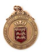 9ct gold bowling medallion, the centre with red enamelled British Three Lions shield, the verse