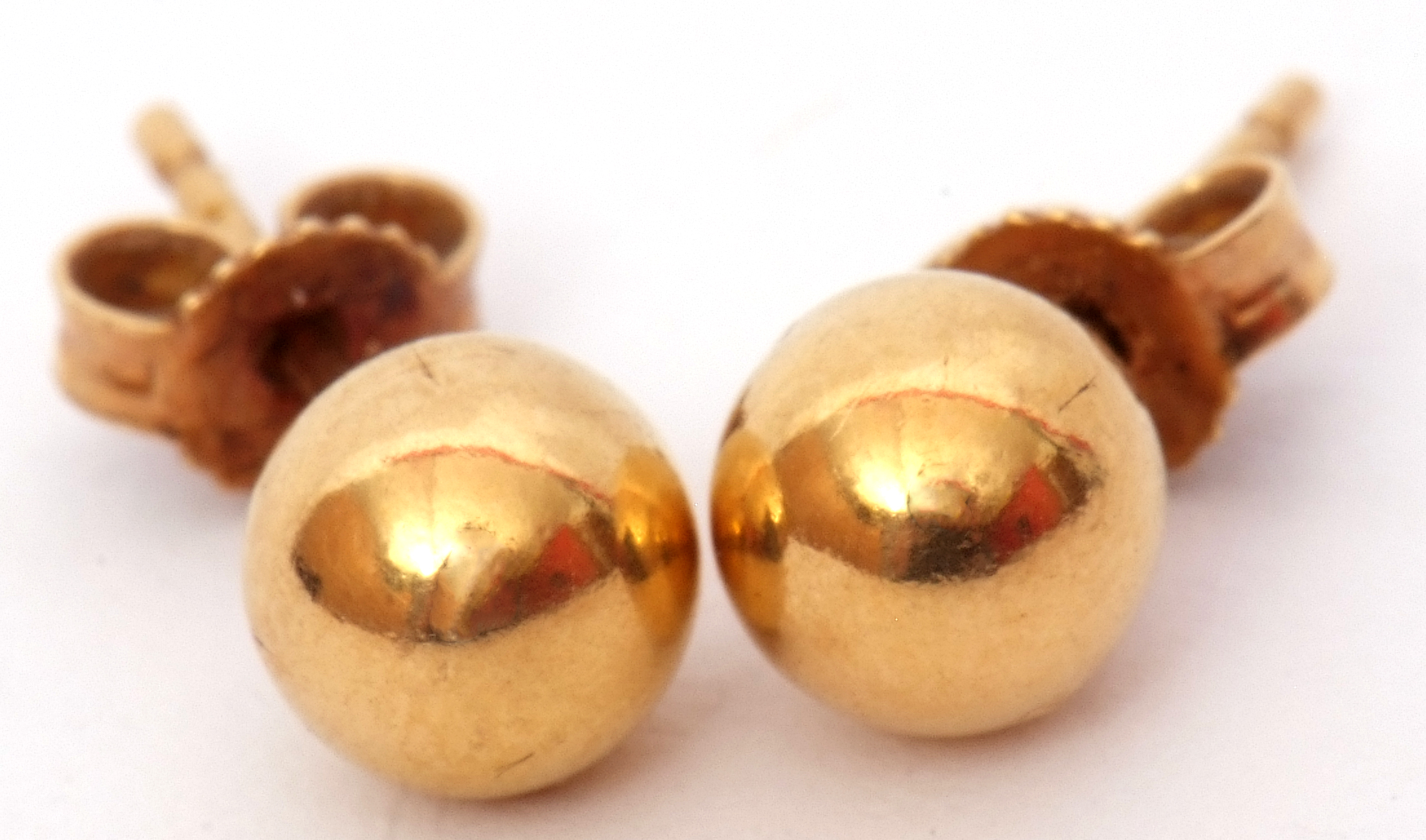 Pair of 750 stamped ball stud earrings, post fittings, 2gms - Image 4 of 4