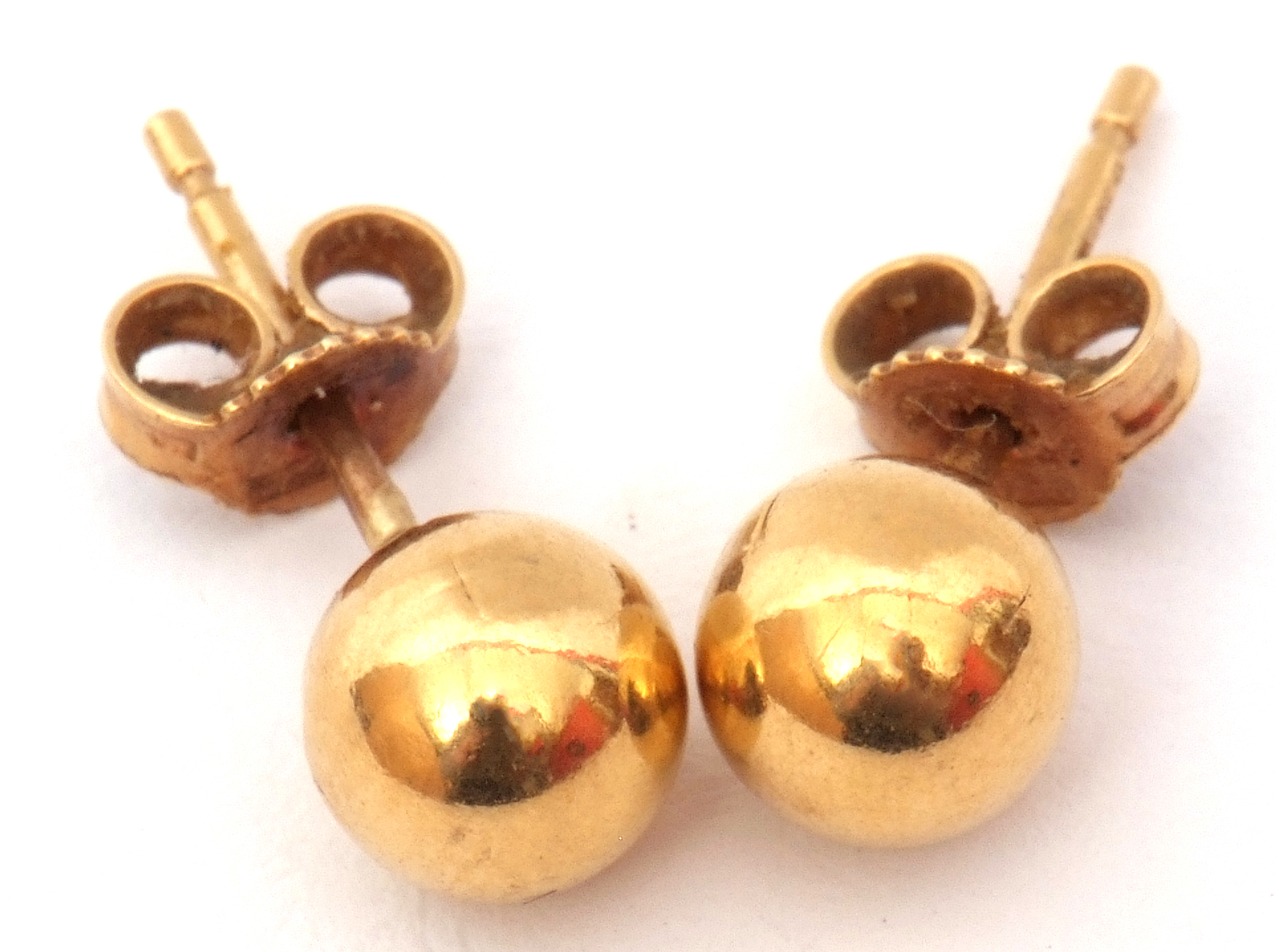 Pair of 750 stamped ball stud earrings, post fittings, 2gms - Image 3 of 4