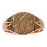 9ct gold signet ring, the panel engraved with the initials GH and decorated with engine turned