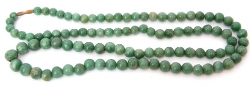 Jade necklace, a single row of graduated beads, 8-12mm diam to a barrel metal clasp, 48cm long