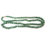 Jade necklace, a single row of graduated beads, 8-12mm diam to a barrel metal clasp, 48cm long