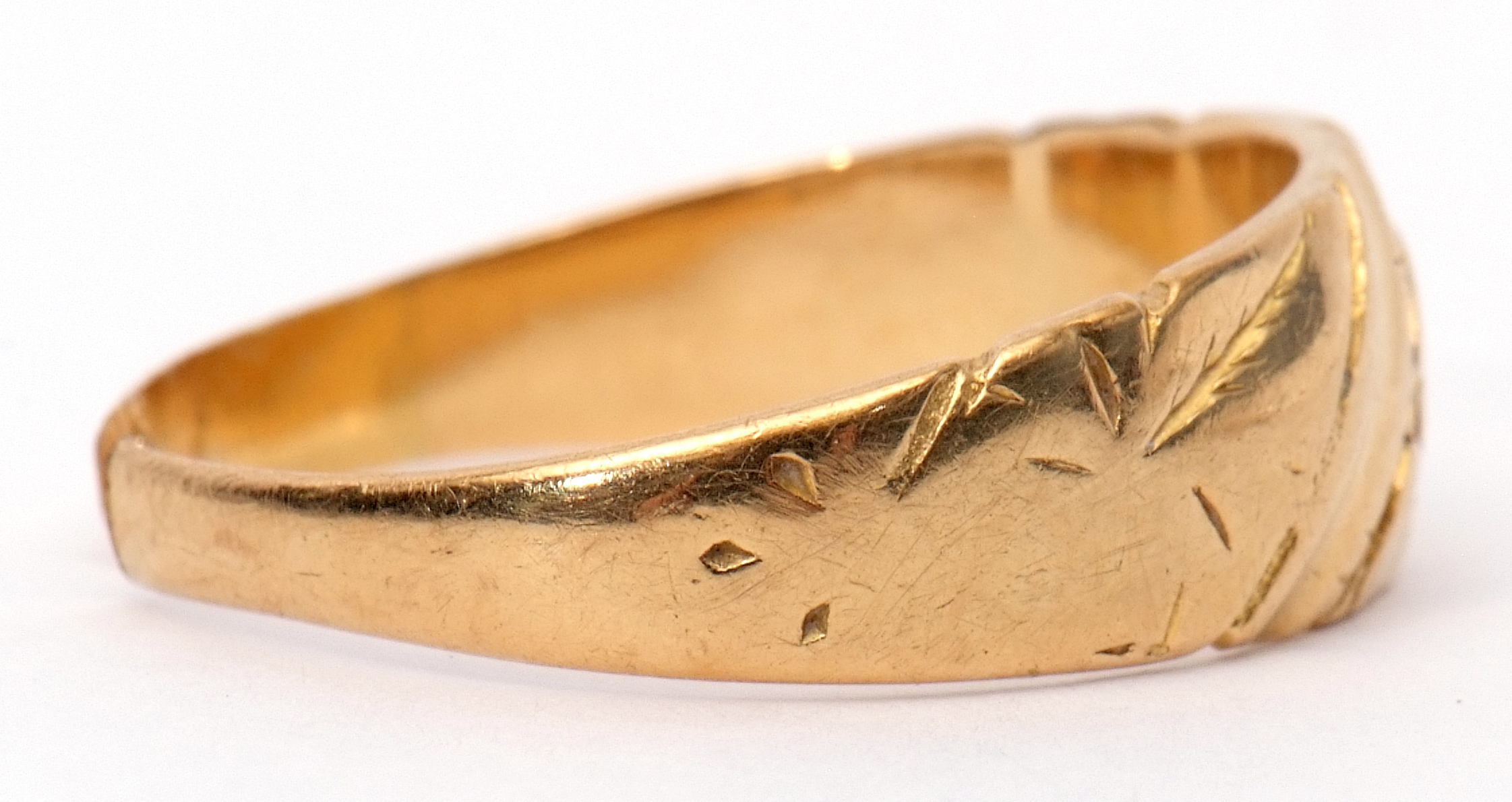 18ct gold ring part chased and engraved detail, Birmingham 1919, 4.8gms, (broken shank) - Image 4 of 6