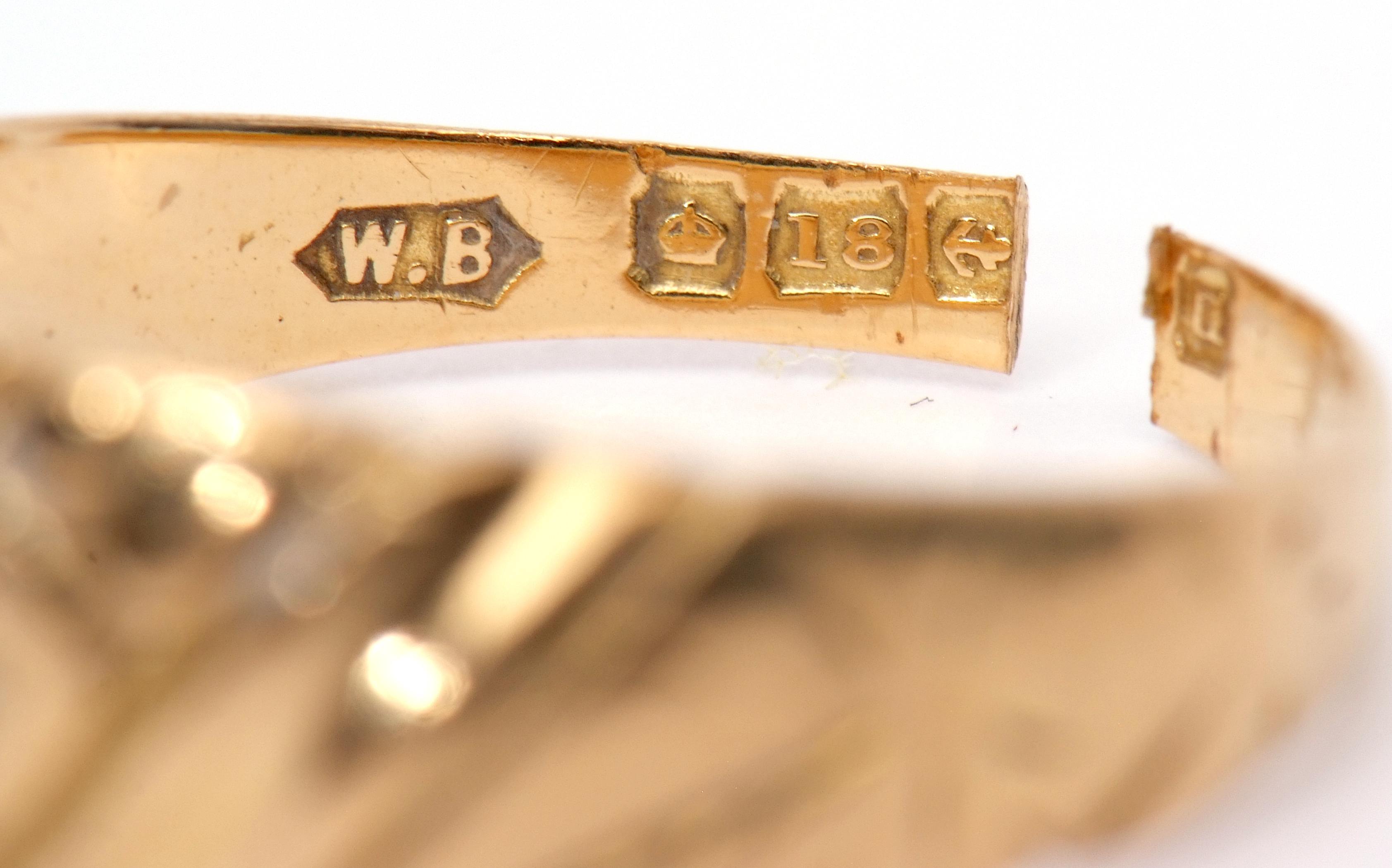 18ct gold ring part chased and engraved detail, Birmingham 1919, 4.8gms, (broken shank) - Image 5 of 6