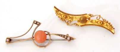 Mixed Lot: Victorian 15ct gold Etruscan brooch, typically decorated with beads, scrolls etc,