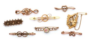 Mixed Lot: 9ct gold harp brooch, Chester 1904, 2.7gms, together with six various 9ct gold brooches