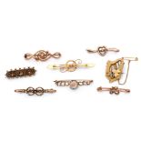 Mixed Lot: 9ct gold harp brooch, Chester 1904, 2.7gms, together with six various 9ct gold brooches