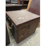 SMALL SQUARE VINTAGE TRAVELLING TRUNK