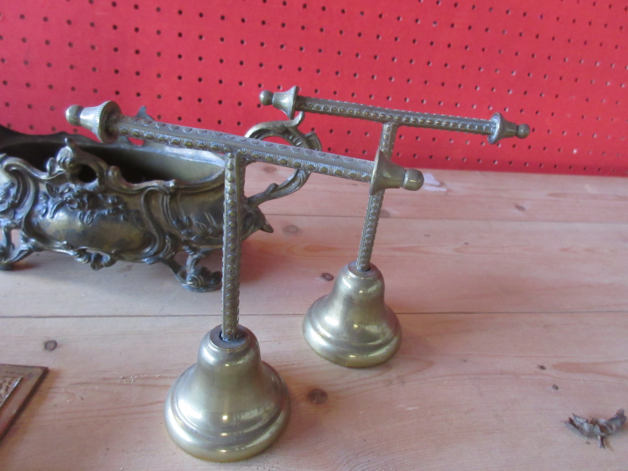 QUANTITY OF VARIOUS BRASS ITEMS INCLUDING EARLY 20TH CENTURY ORNATE DESK TIDY, LETTER RACK ETC - Image 4 of 4