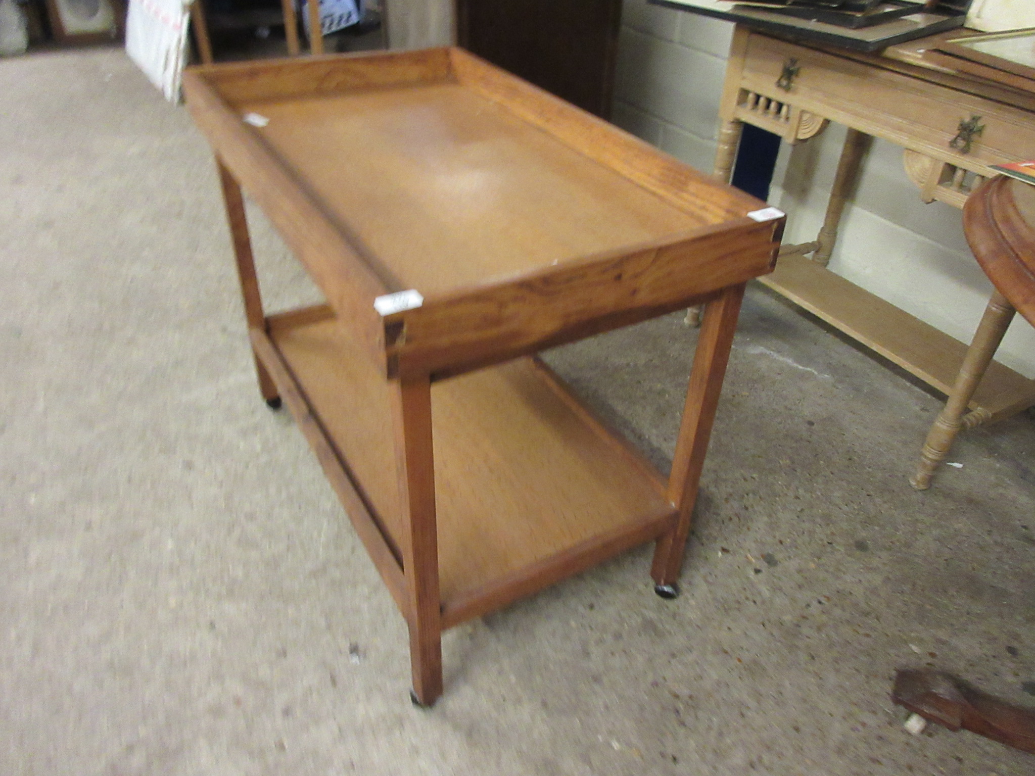 OAK FRAMED TRAY TOP TWO-TIER TABLE - Image 2 of 3