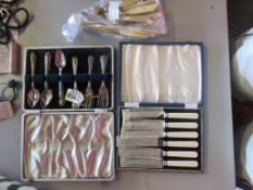 CASED SET OF BONE HANDLED BUTTER KNIVES, TOGETHER WITH A CASED SET OF STAINLESS STEEL CAKE CUTLERY