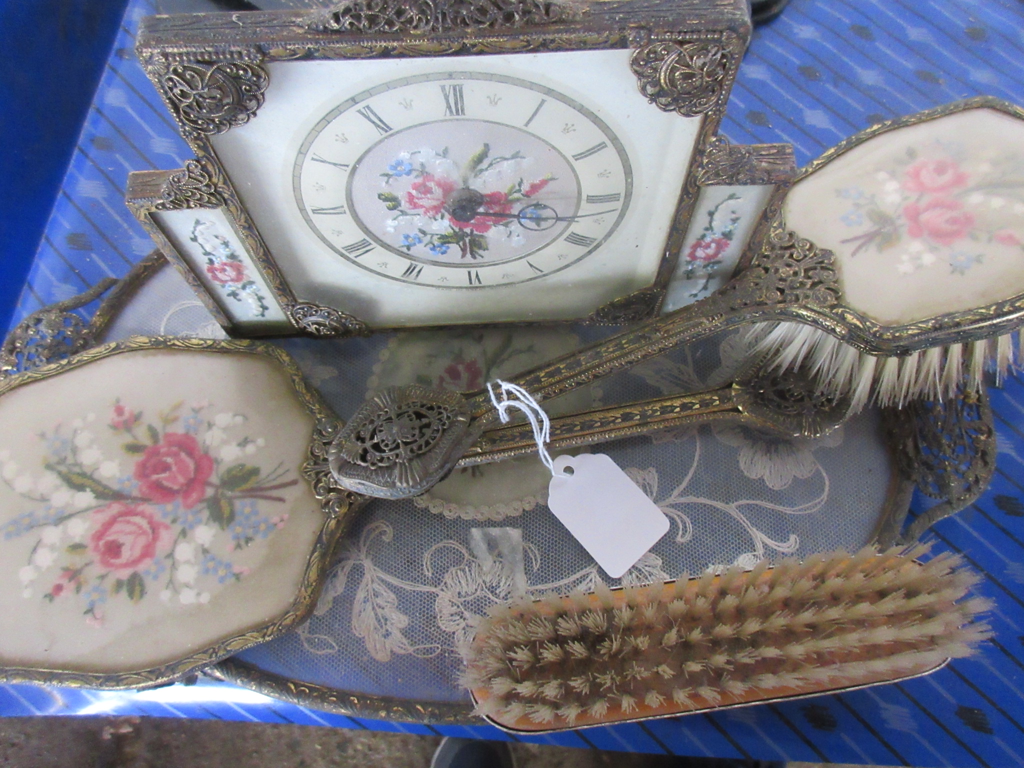 ORNATE GILT PIERCED WORK DRESSING TABLE SET COMPLETE WITH CLOCK, AND A LATER CLOTHES BRUSH - Image 4 of 4