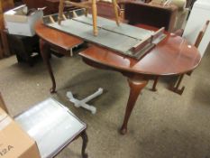 20TH CENTURY MAHOGANY OVAL EXTENDING DINING TABLE RAISED ON FOUR PAD FEET (WITH TWO EXTRA LEAVES)