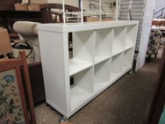 MODERN WHITE SHELVING UNIT MOUNTED ON CASTERS, LENGTH APPROX 162CM X 36CM DEEP