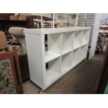 MODERN WHITE SHELVING UNIT MOUNTED ON CASTERS, LENGTH APPROX 162CM X 36CM DEEP