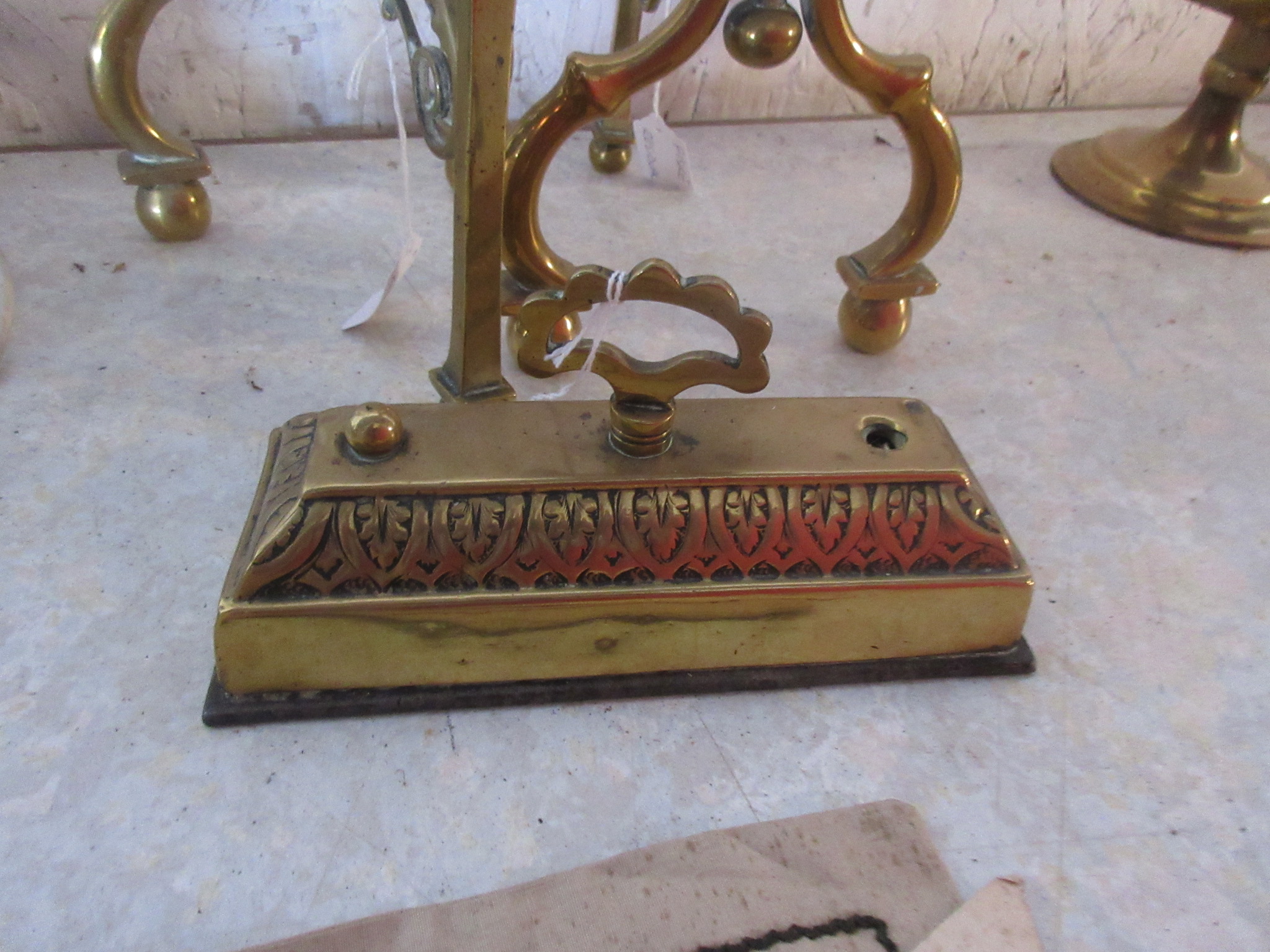 PAIR OF HEAVY BRASS FIREDOGS TOGETHER WITH ANOTHER PIECE, HEIGHT APPROX 33CM - Image 3 of 3