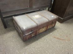 WOODEN FRAMED VINTAGE TRAVELLING TRUNK, WIDTH APPROX 86CM