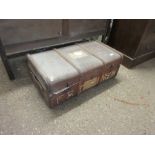 WOODEN FRAMED VINTAGE TRAVELLING TRUNK, WIDTH APPROX 86CM