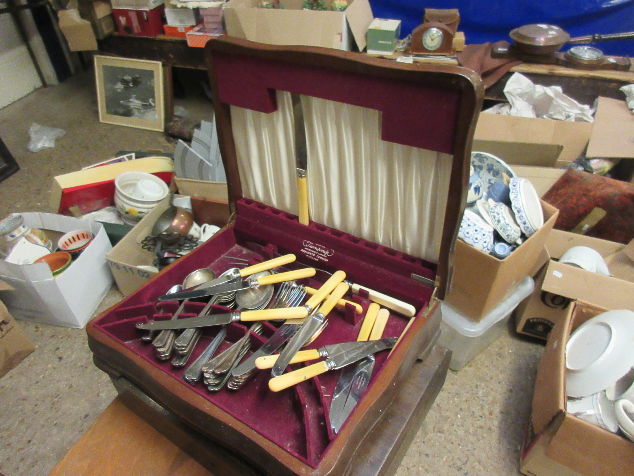 THREE VARIOUS CUTLERY CANTEENS CONTAINING VARIETY OF BONE HANDLED AND OTHER CUTLERY - Image 4 of 7