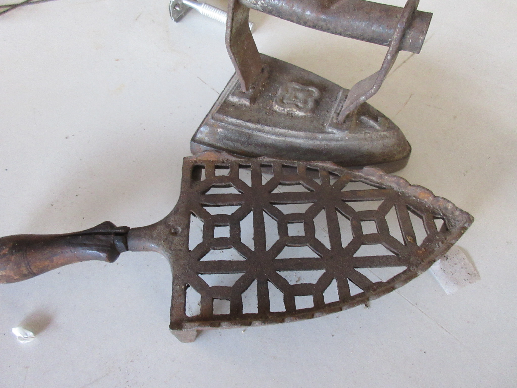 VINTAGE FLAT IRON TOGETHER WITH A QUANTITY OF VARIOUS TRIVETS, TWO WOODEN CARVED AND TWO METAL - Image 4 of 4