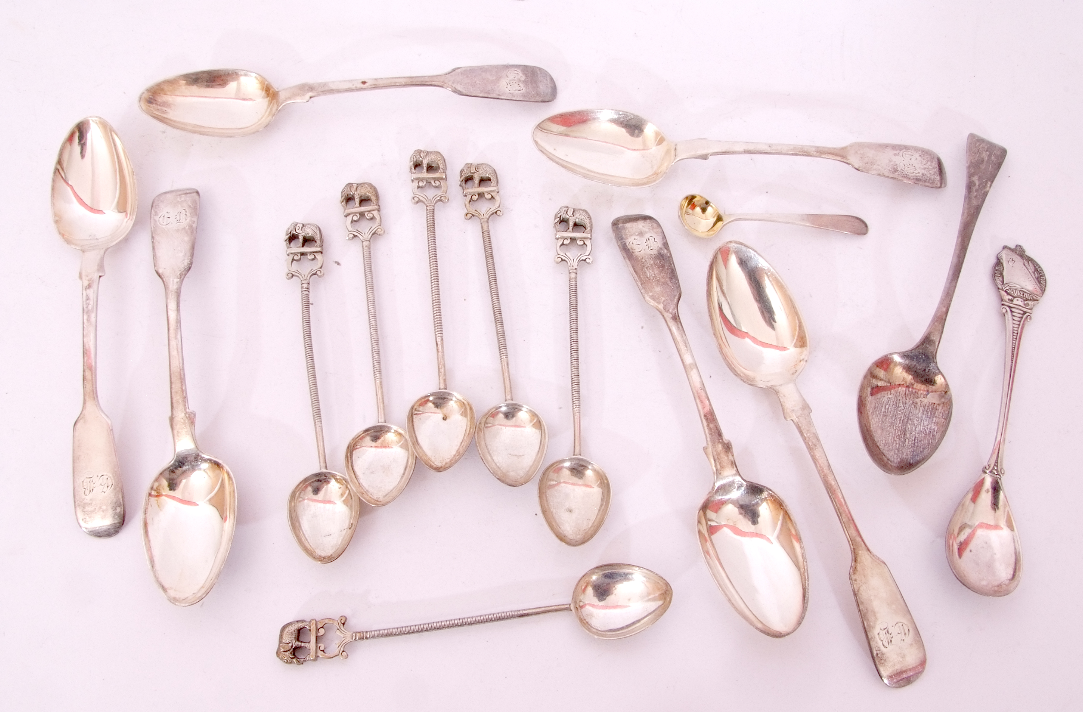 Mixed Lot: set of six Victorian Fiddle pattern tea spoons, London 1859, set of six tea spoons with - Image 2 of 2