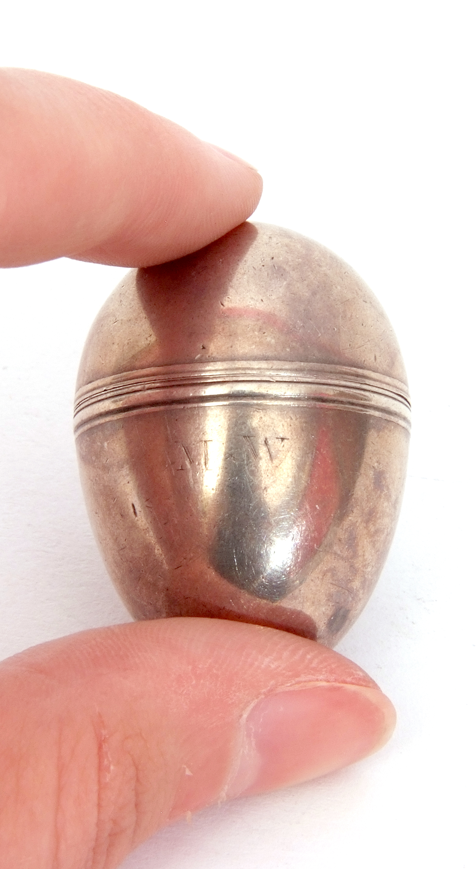 George III egg shaped nutmeg grater, the plain body with engraved monogram M W, having a threaded - Image 5 of 5