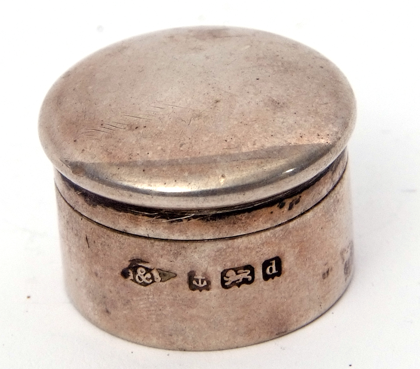 Small Edwardian circular pill box and lid, Birmingham 1903 by Green & Son, 2.5cm diam