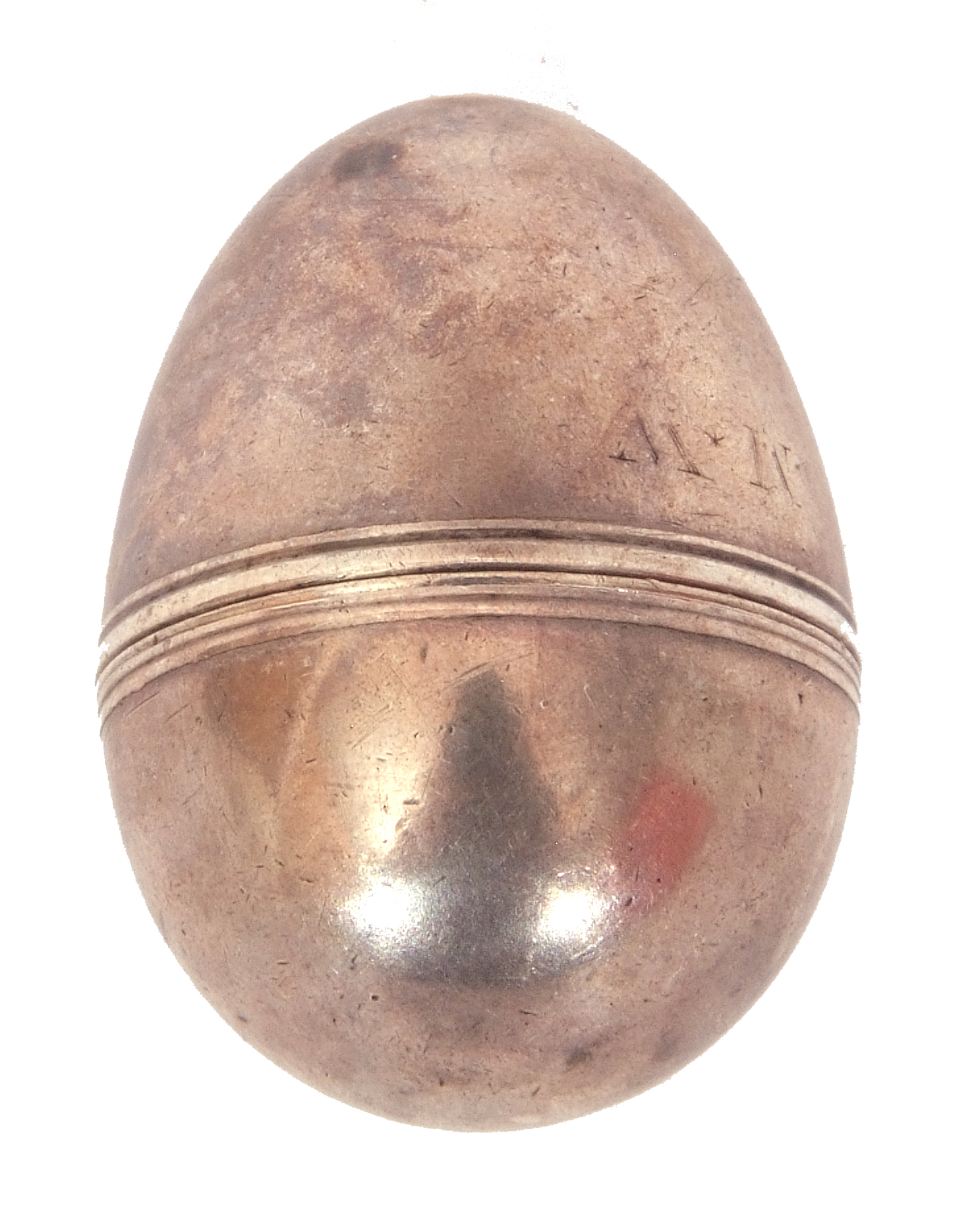 George III egg shaped nutmeg grater, the plain body with engraved monogram M W, having a threaded - Image 2 of 5