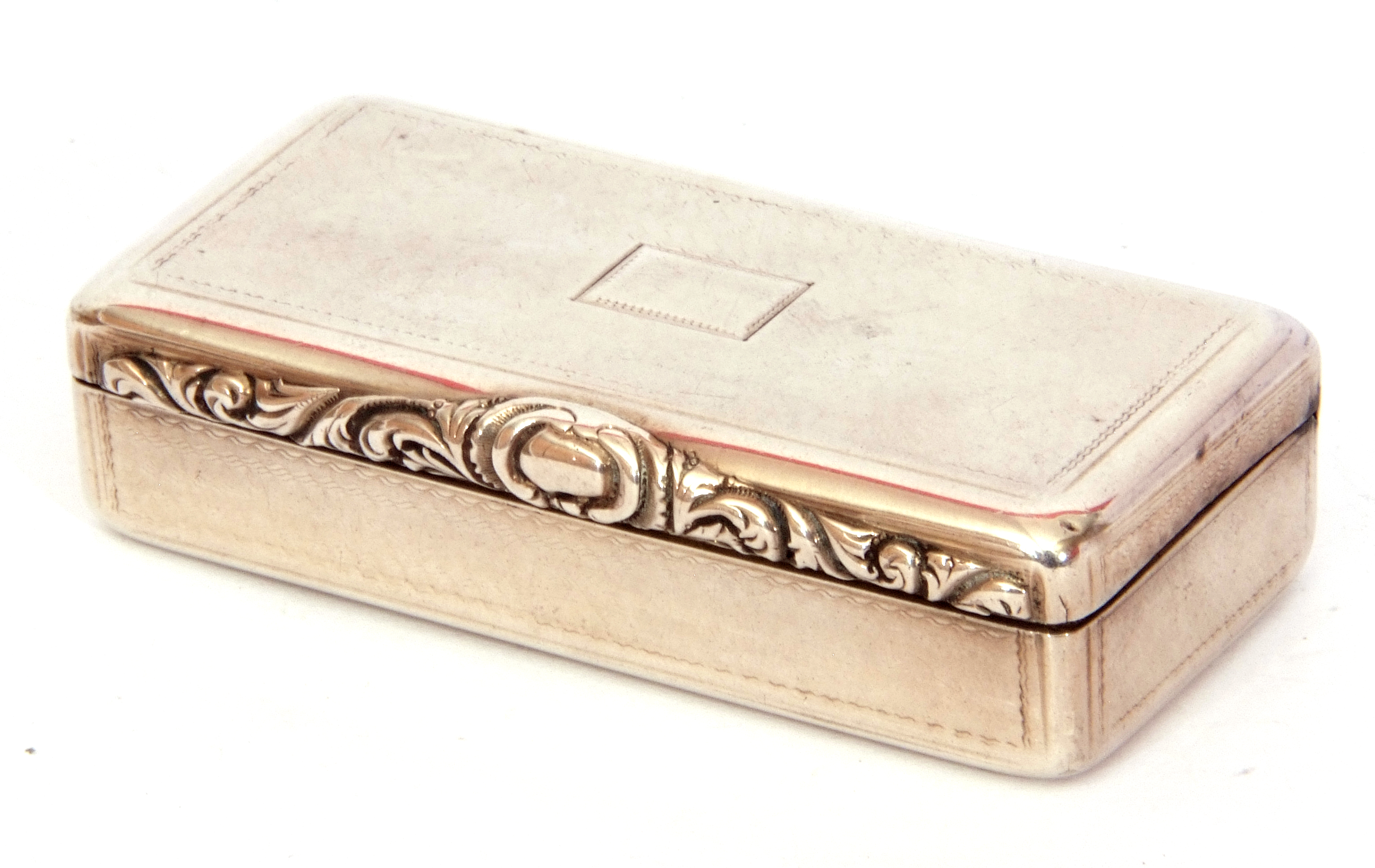 George IV silver snuff box of rectangular form, the lid with a chased design featuring a vacant - Image 2 of 3