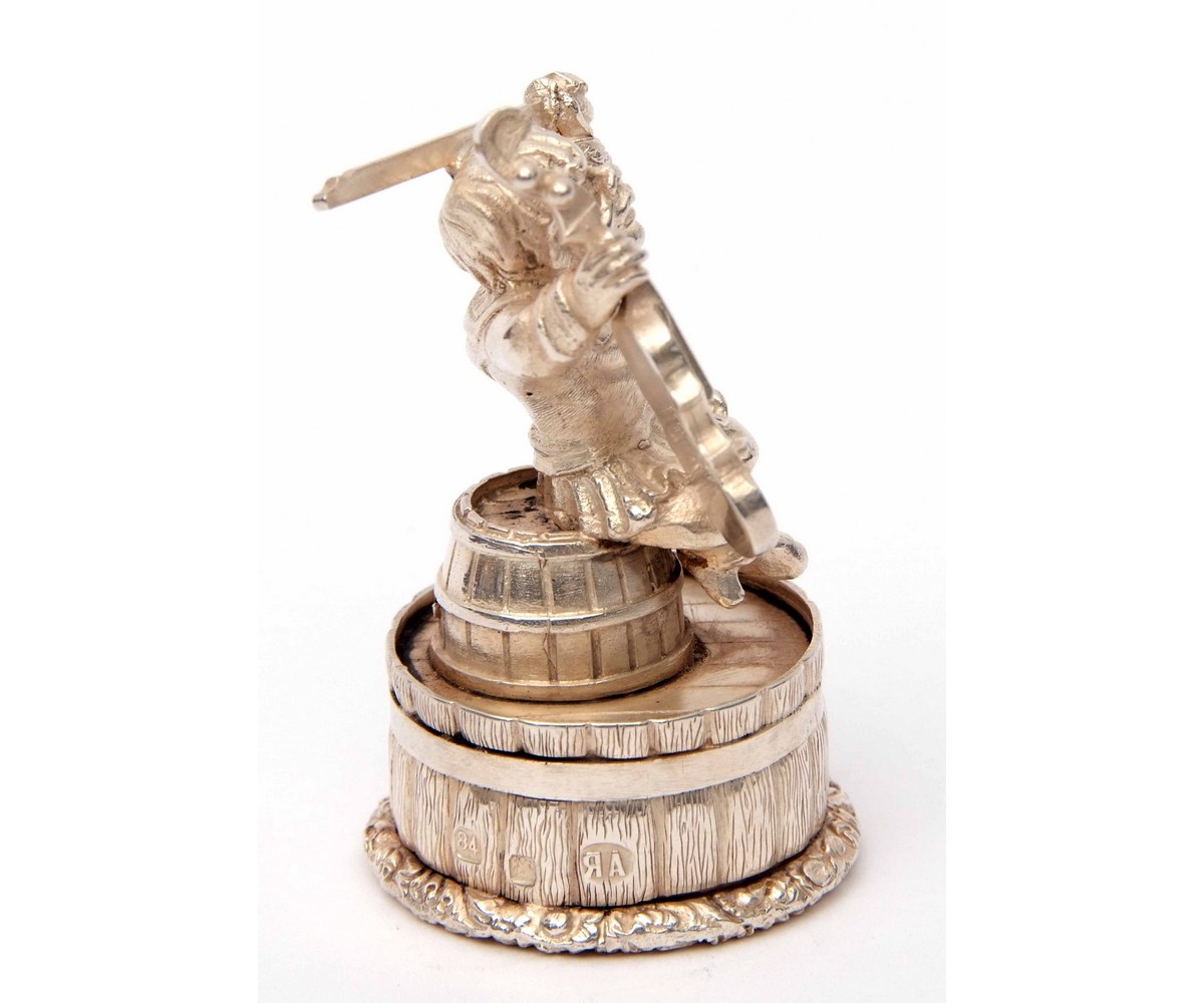 Russian bottle stopper, fiddle player on a barrel, Moscow, 84, cyrillic letters &aA, 6.5cm high x - Image 2 of 5