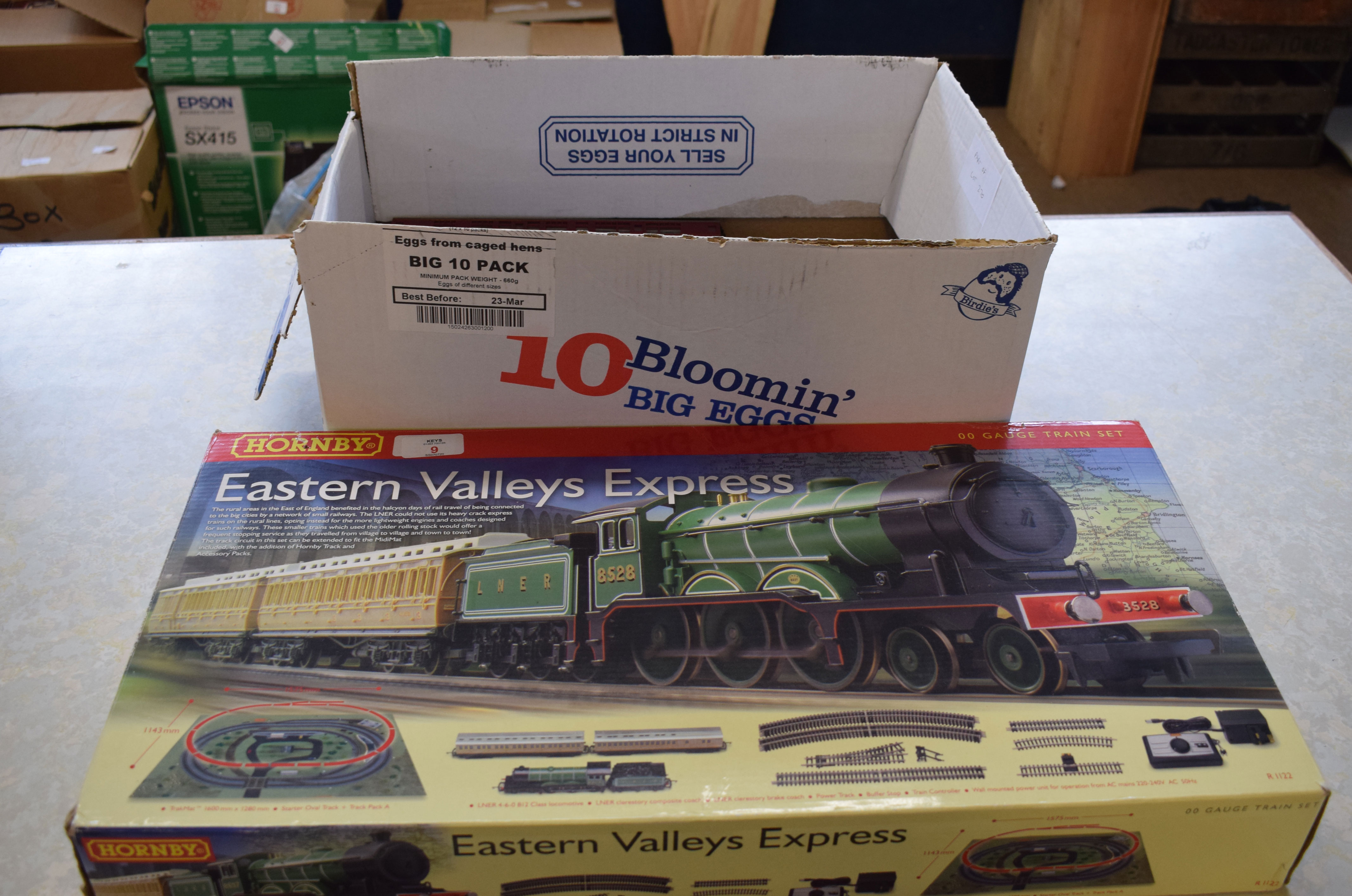 Quantity of railway items including a Hornby Eastern Valley Express 00 gauge set, box containing