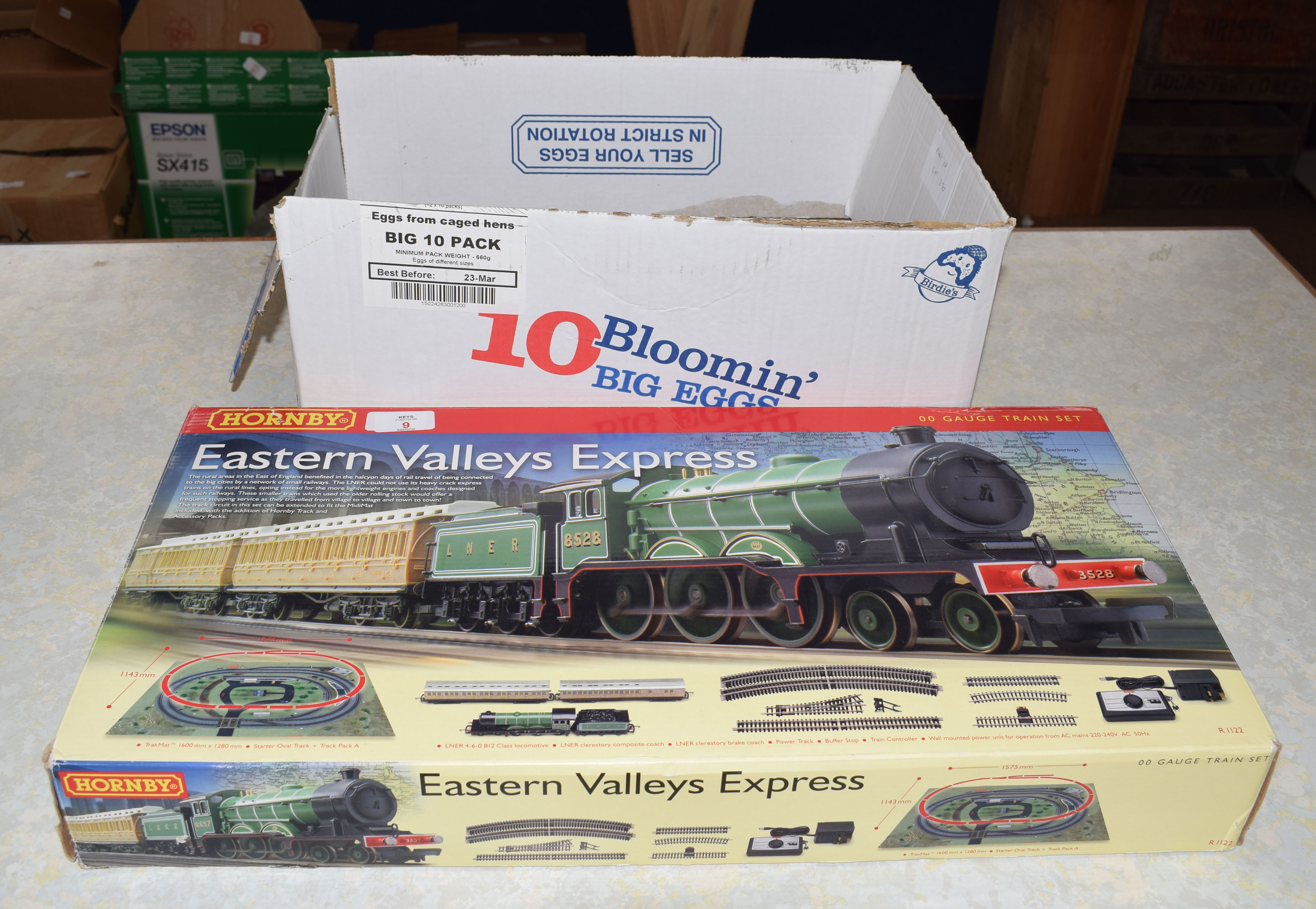 Quantity of railway items including a Hornby Eastern Valley Express 00 gauge set, box containing - Image 2 of 3