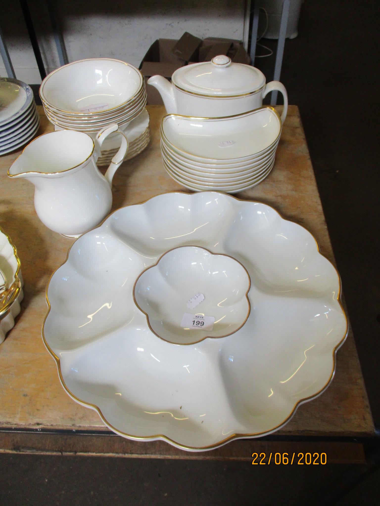 QUANTITY OF VARIOUS ROYAL DOULTON GILT EDGED DINNER WARES INCLUDING HORS D’OEUVRES TRAY