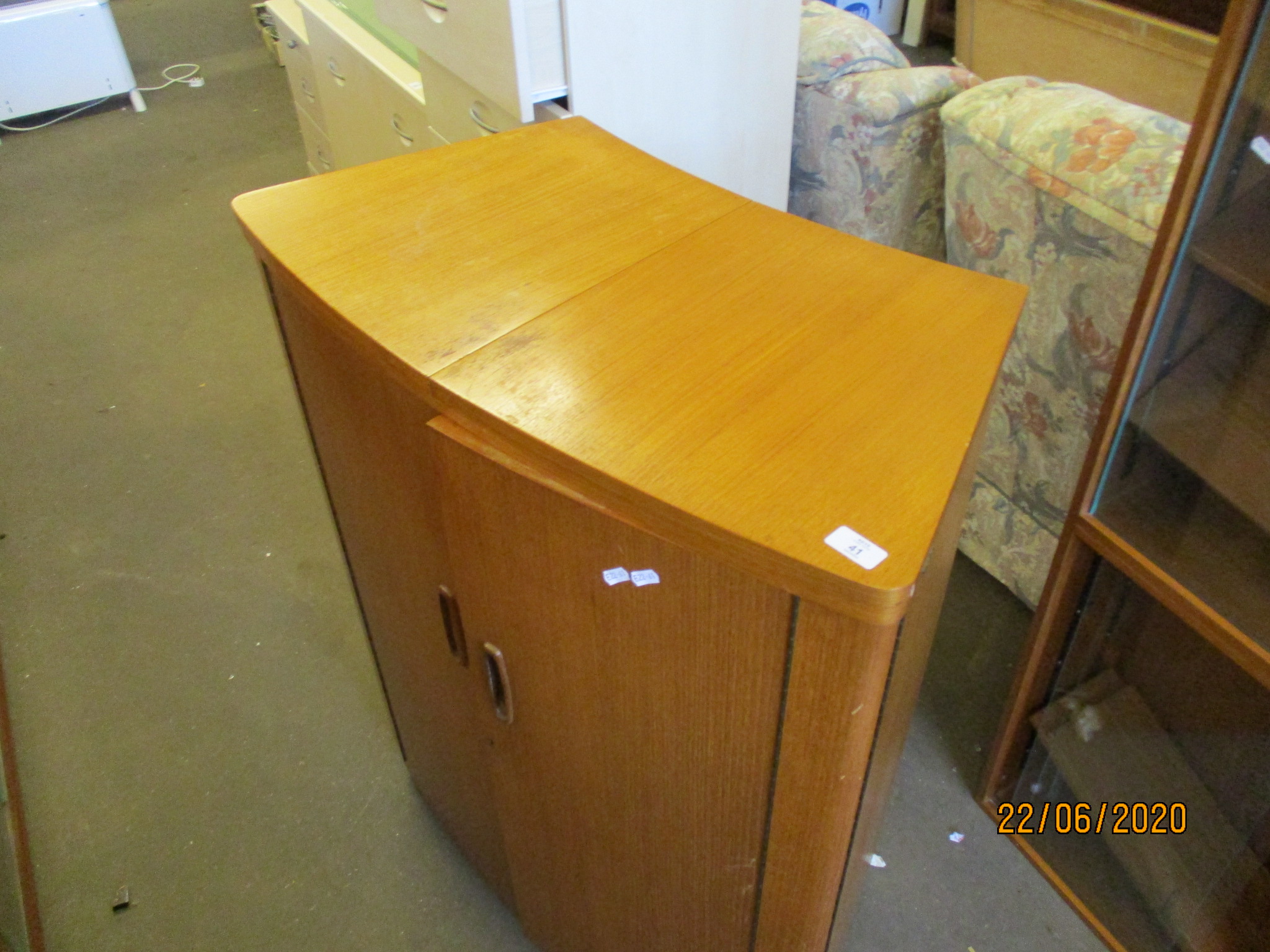 1960S TEAK EXTENDING COCKTAIL CABINET BY TURNIDGE, FOLDED WIDTH 83CM MAX, CONVERTS TO CORNER BAR, - Image 2 of 4