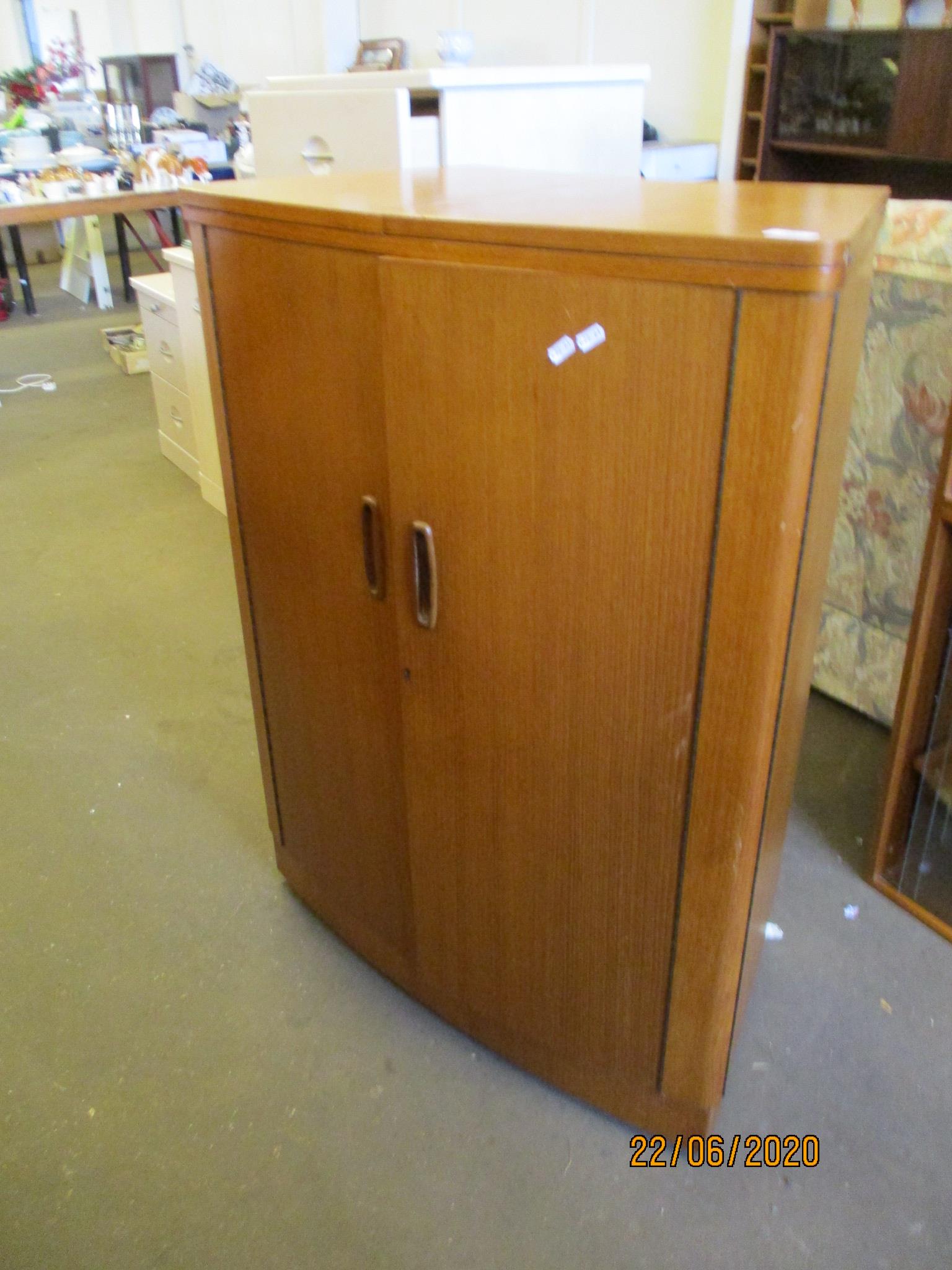 1960S TEAK EXTENDING COCKTAIL CABINET BY TURNIDGE, FOLDED WIDTH 83CM MAX, CONVERTS TO CORNER BAR,