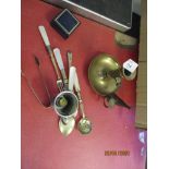 SMALL QUANTITY OF VARIOUS METAL WARES INCLUDING PUSH UP BRASS CANDLESTICK WITH SNUFFER, VARIOUS