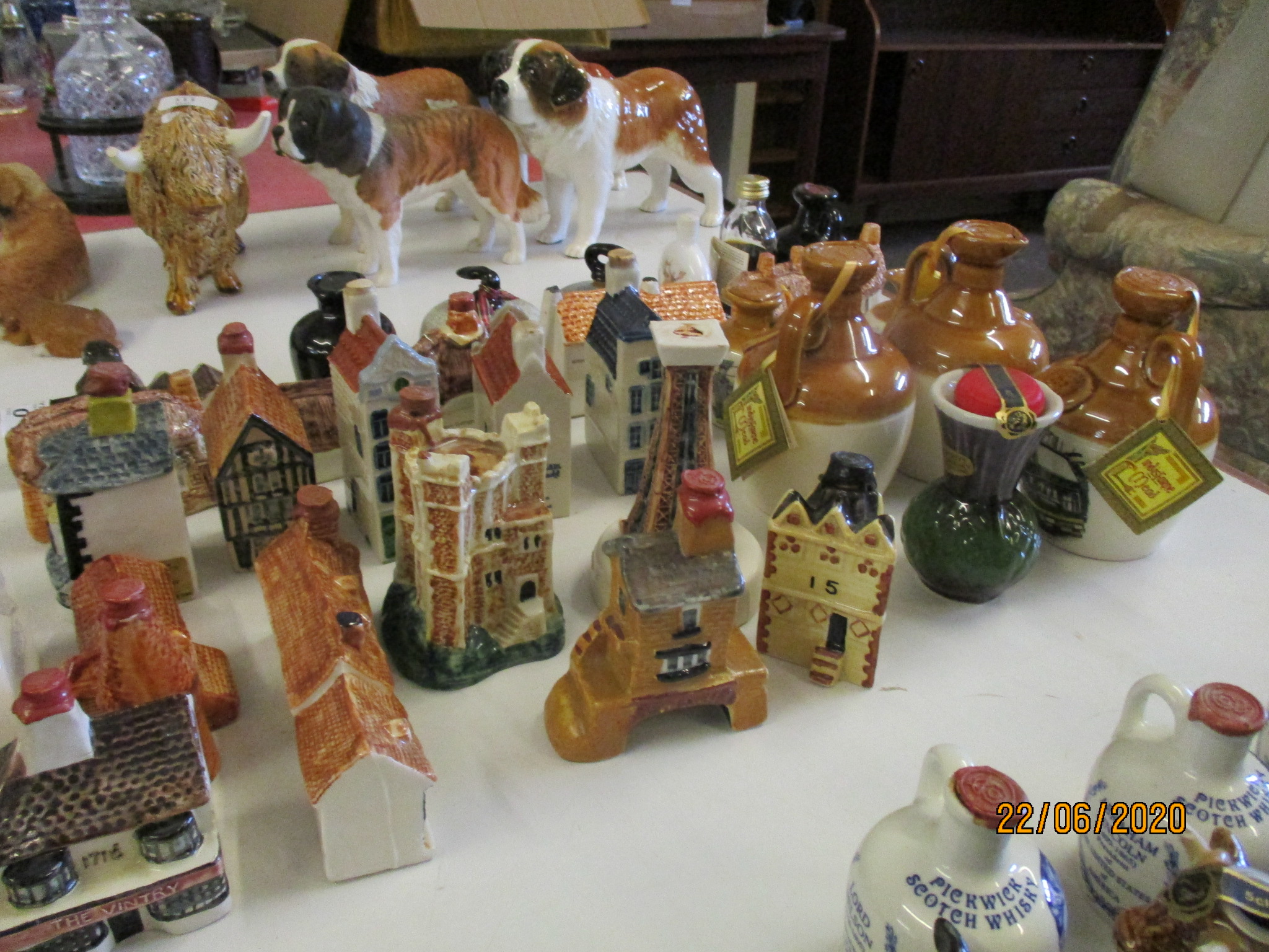 COLLECTION OF VARIOUS WHISKY FLASKS, THE MAJORITY DEPICTING BUILDINGS AND HOUSES ETC - Image 2 of 3