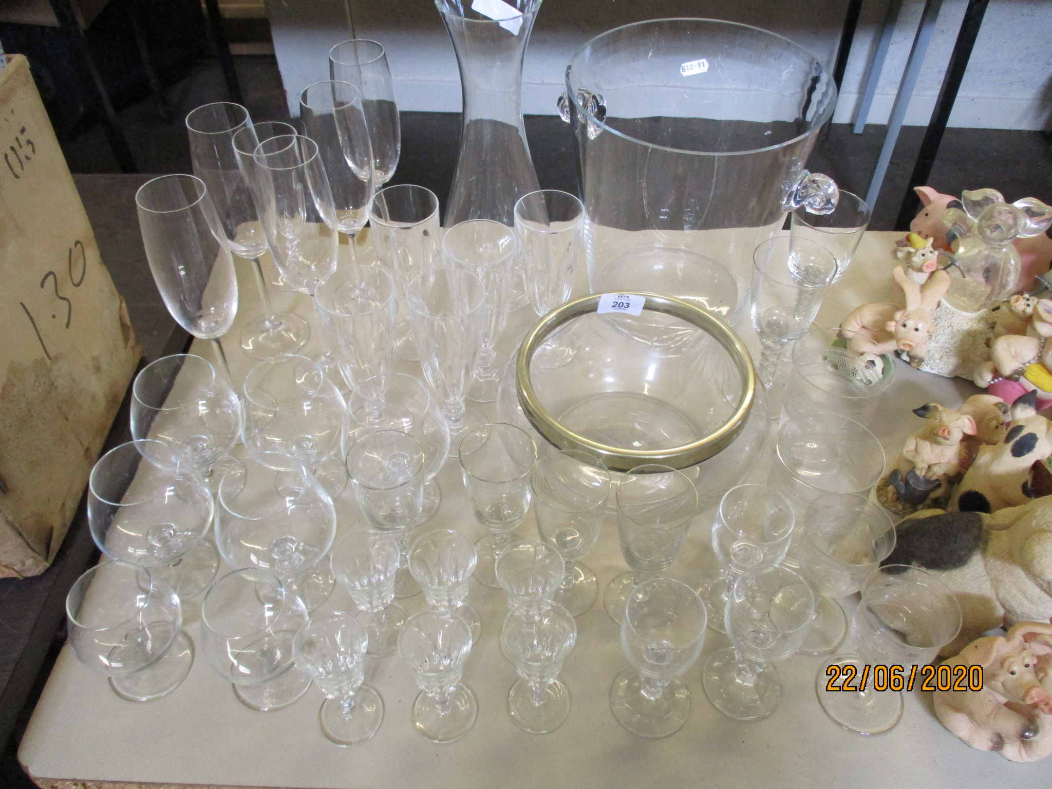 QUANTITIY OF HOUSEHOLD GLASS WARES