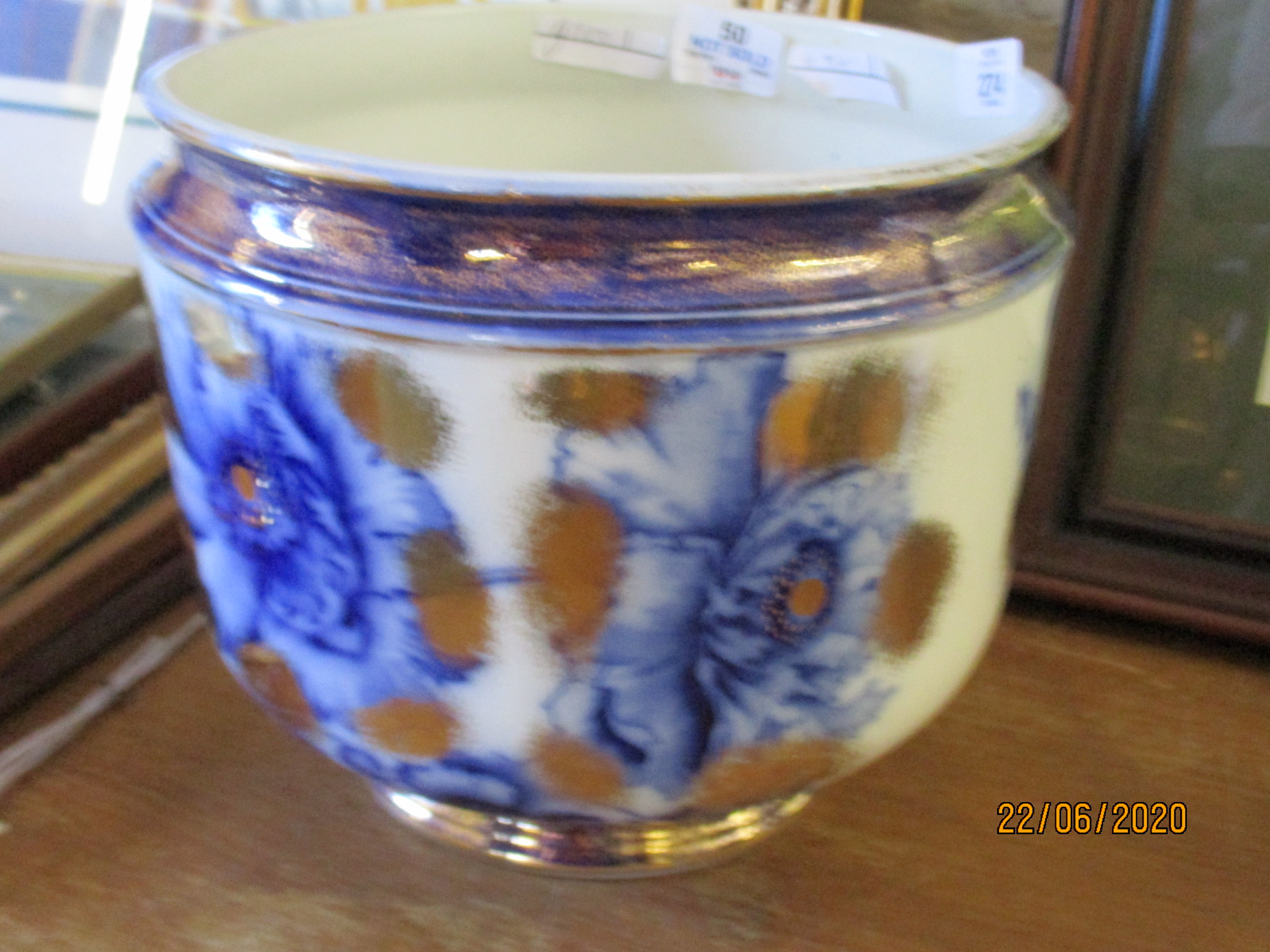 LATE 19TH CENTURY JARDINIERE, THE WHITE GROUND DECORATED WITH BLUE FLOWERS AND GILT SURROUND, 24CM