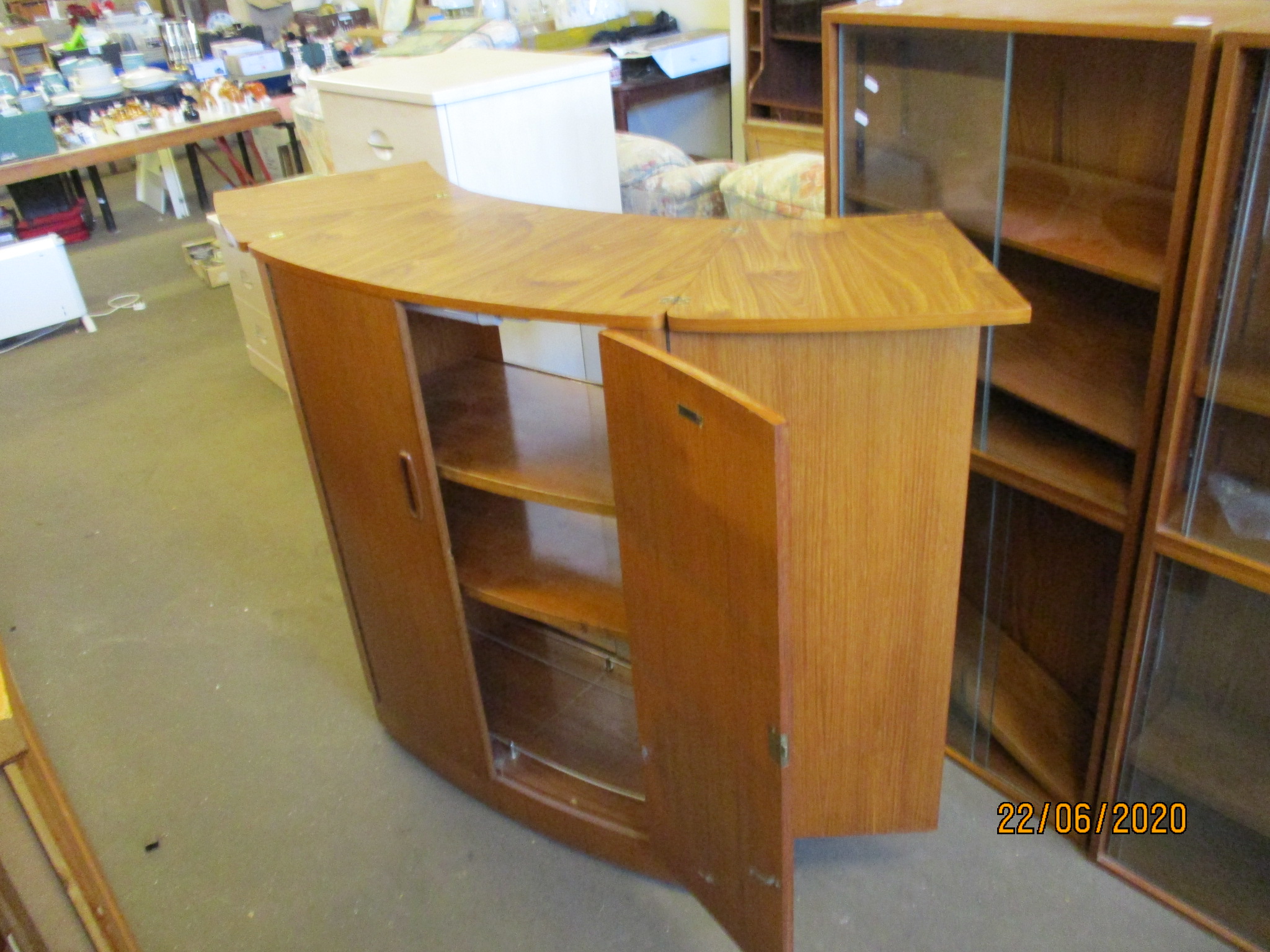 1960S TEAK EXTENDING COCKTAIL CABINET BY TURNIDGE, FOLDED WIDTH 83CM MAX, CONVERTS TO CORNER BAR, - Image 4 of 4