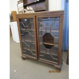 MID-20TH CENTURY ART DECO STYLE GLAZED MAHOGANY DISPLAY CABINET, WIDTH APPROX 92CM (GLASS A/F)